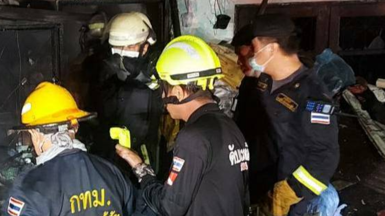 "ไฟไหม้บ้าน" คร่าลุง 63 คาดจุดธูปเทียนไหว้พระ ลามเผาวอด-คลอกดับสยอง