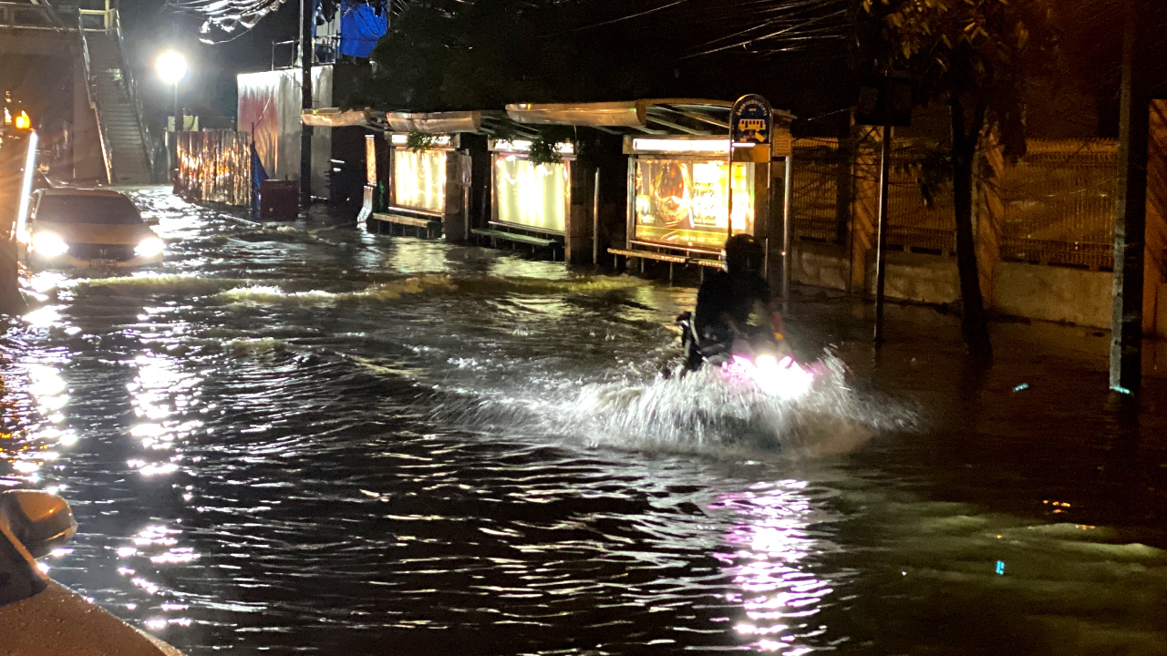 สภาพอากาศวันนี้ ฝนเพิ่ม ถล่มหนัก เตือน 70 จว.ระวังอันตราย-น้ำท่วม 