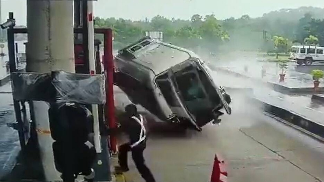 สยอง รถพยาบาลอินเดียเสียหลักชนด่าน กระเด็นจากรถดับ 4 ศพ (คลิป)