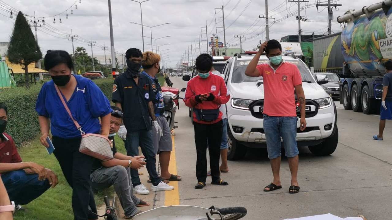 ตาวัย 77 ไปหาหมอกับภรรยาเพราะแมวกัด ขากลับกระบะชน จยย.ยายตกรถตายคาที่