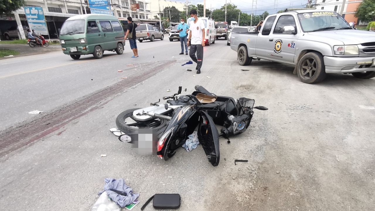 สลด พ่อเฒ่าวัยดึก จยย.ล้มคว่ำ รถพ่วงขยี้ซ้ำ-ร่างเละตายสยอง