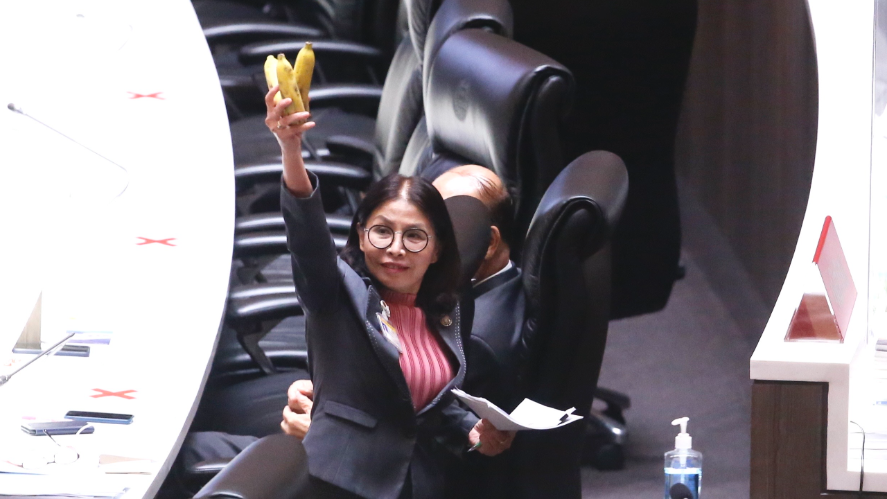 ชูกล้วยกลางสภาฯ “มนพร” บอกใครอยากได้มารับได้ อัดรัฐปล่อยยาเสพติดลุกลาม