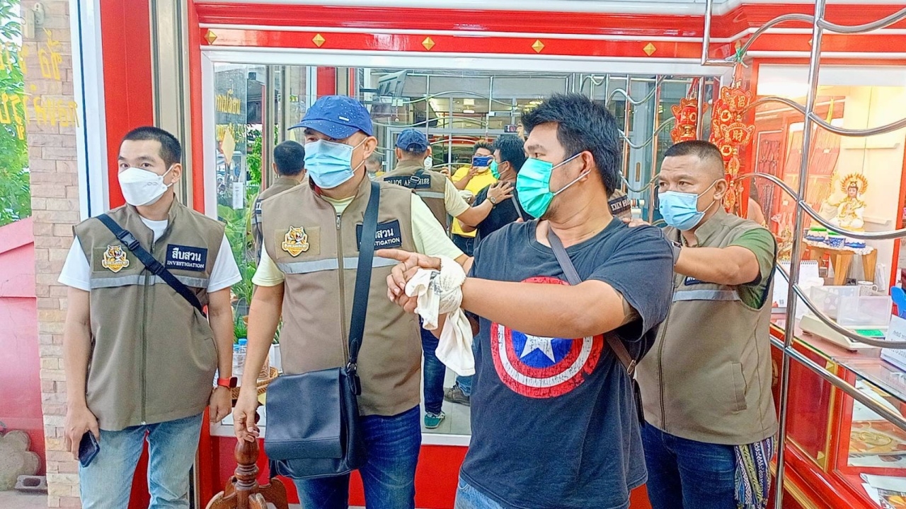 ตร.ศรีราชา ปิดจ๊อบ 4 ชม. ตามรวบโจรชิงทอง อ้างก่อเหตุนำเงินรักษาแม่