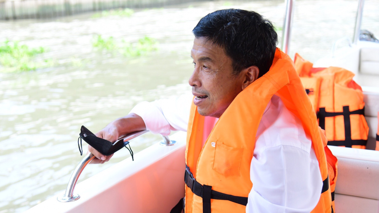 “ชัชชาติ” ลงเรือตรวจแนวเขื่อนป้องกันน้ำท่วมริมเจ้าพระยา 4 จุดฟันหลอ