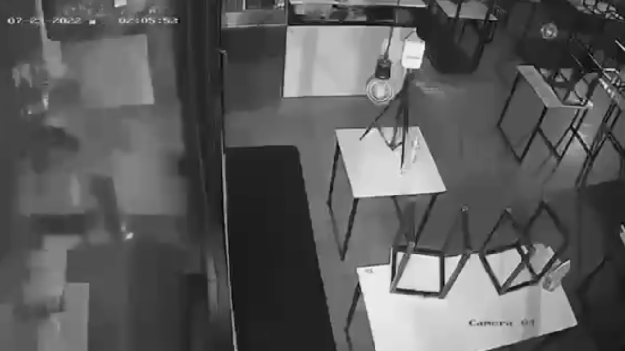 นร.จ่าอากาศ รุมยำ นร.นายร้อยตำรวจ หน้าผับย่านพหลโยธิน หลังมองหน้าเขม่น