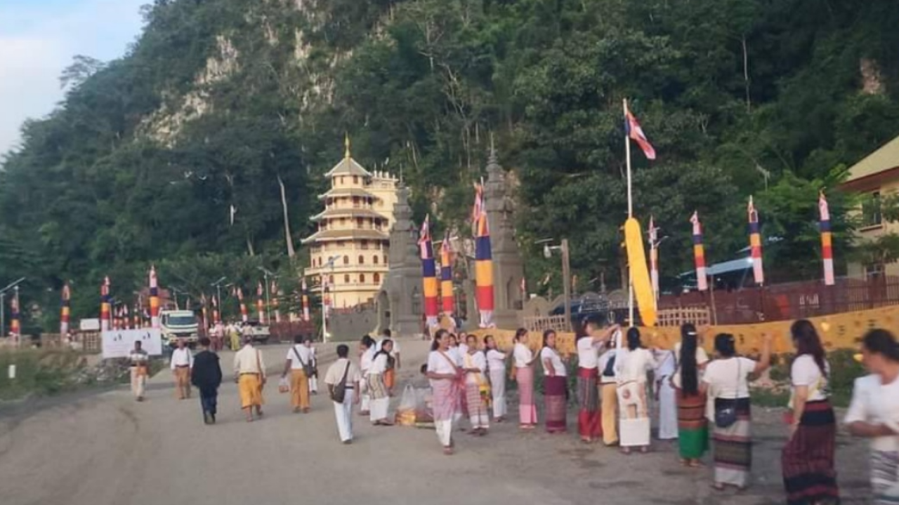 ชาวไทใหญ่มากันนับหมื่น รอกราบพระครูบาบุญชุ่ม ออกจากถ้ำเมืองแก๊ด