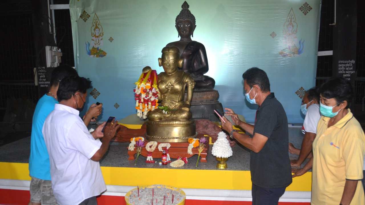 ยิ่งดึกเลขยิ่งชัด แห่ขอ "เลขเด็ด" แม่นางกวัก หลังให้โชคมา 3 งวดติด