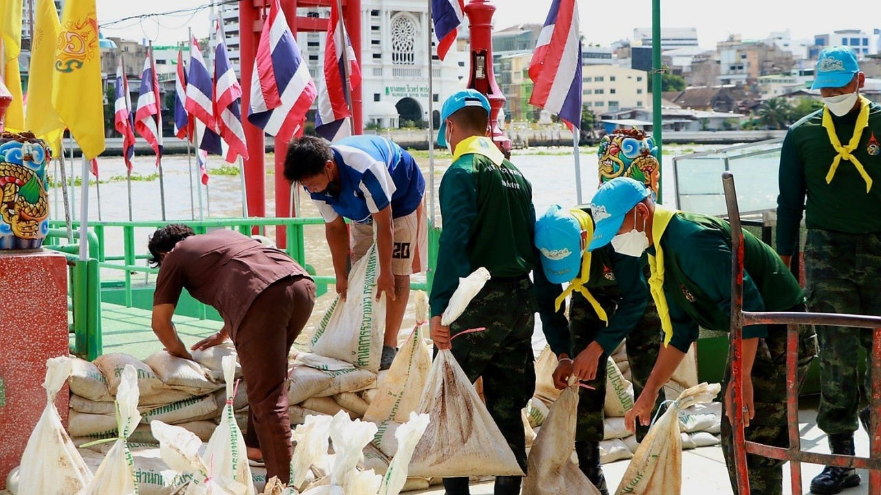 มทบ.11 ร่วมเขตคลองสาน นำ ปชช. สร้างแนวป้องกันน้ำไหลเข้าท่วมบ้าน