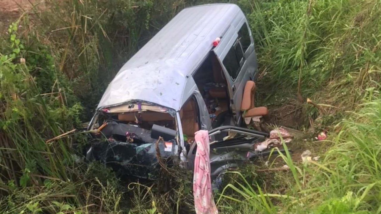 สลด! รถตู้มรณะ จะไปไหว้พระ 9 วัด คาดหลับใน พุ่งตกข้างทาง ดับ 8 ศพ 