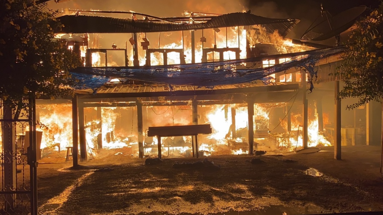 ไฟไหม้ร้านขายโลงศพ สามีหนีได้ ภรรยาหนีไม่ทันถูกคลอกคากองเพลิง