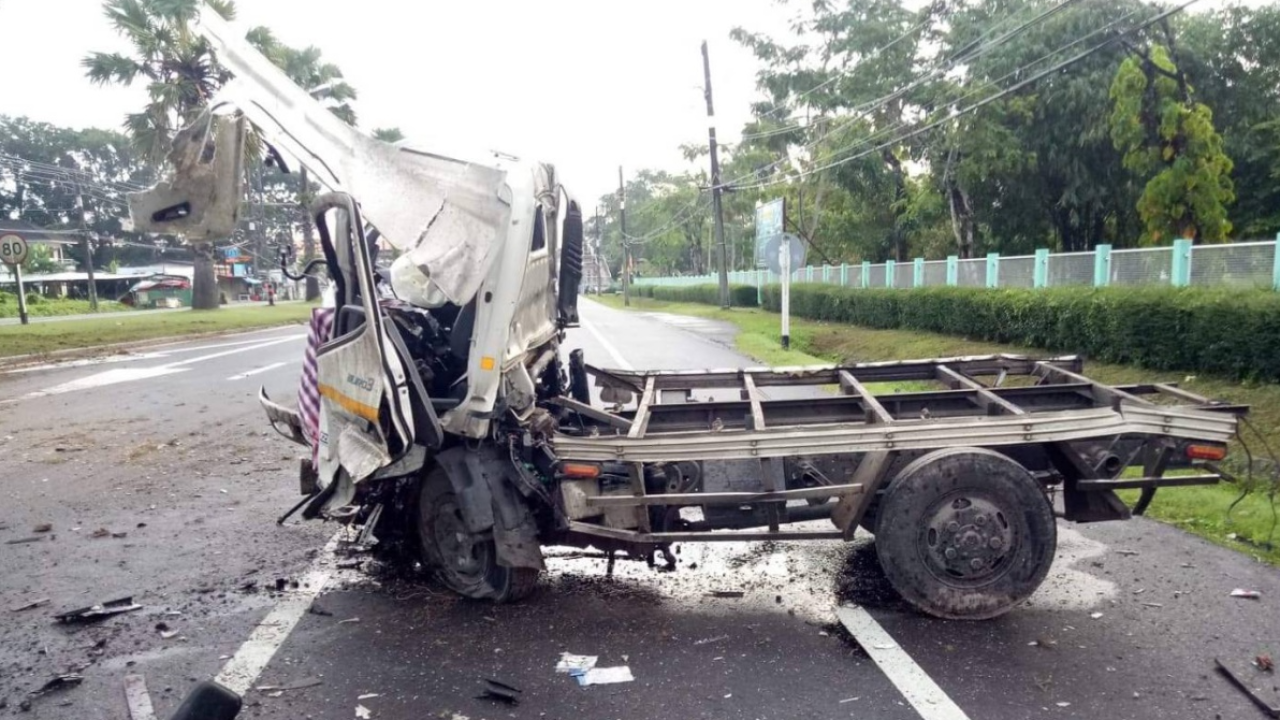 เคราะห์ร้าย รถบรรทุกยางระเบิดหมุนฟาดเสาไฟ คนขับร่างหลุดตกตายอนาถ 