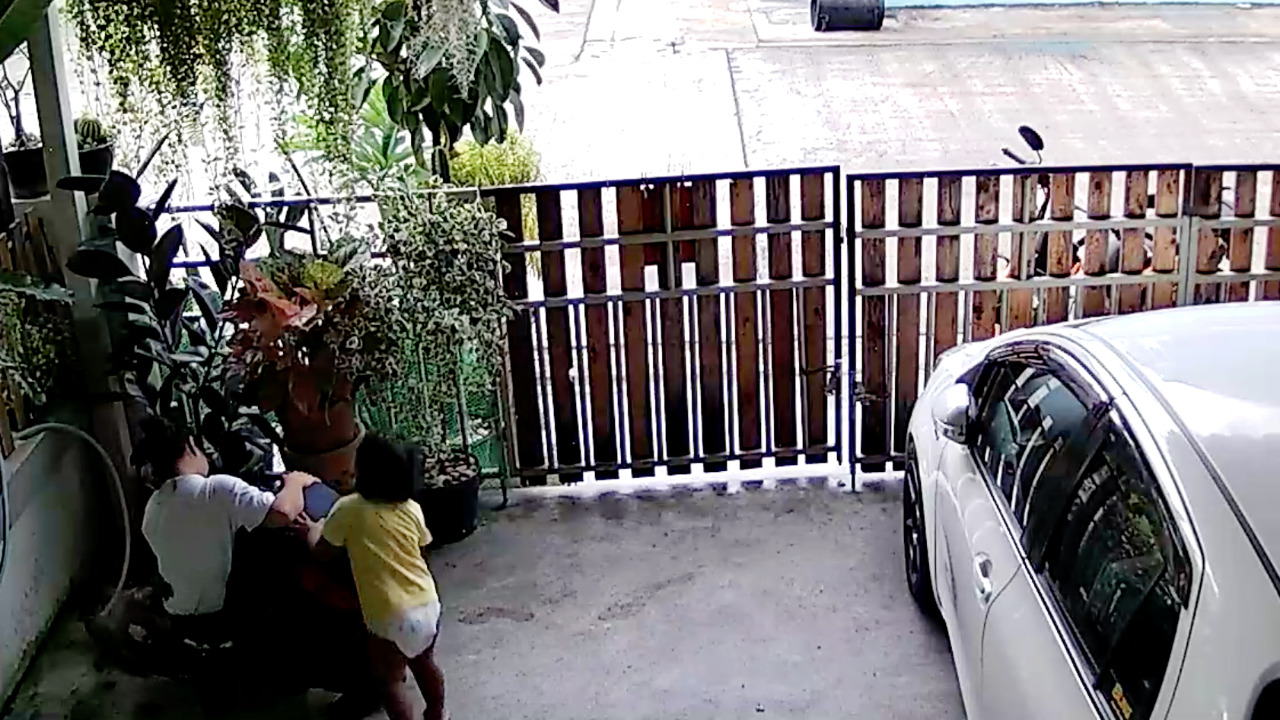 คลิปไวรัล หนุ่มตกงานกลับมาบ้าน ในวันที่ท้อยังมีลูกเมียปลอบใจ