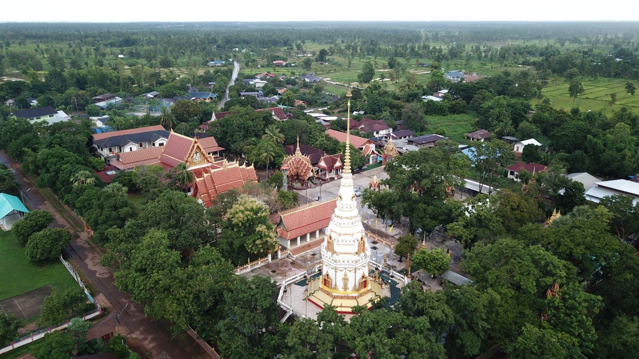 หยุดยาว นทท.แห่เที่ยวรำลึก 26 ปี "ในหลวง" เสด็จฯ ยกฉัตรพระธาตุมหาชัย