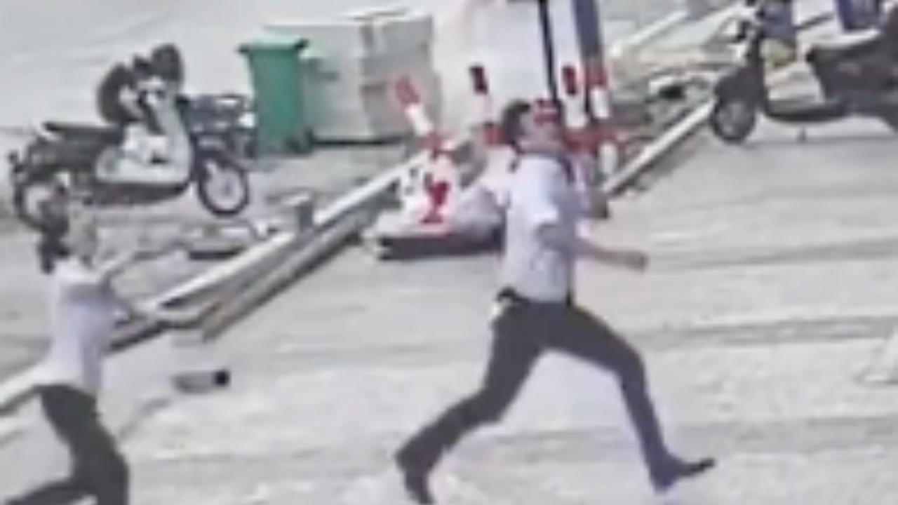 นาทีสุดระทึก หนุ่มฮีโร่ ช่วยชีวิตเด็ก ตกจากอพาร์ตเมนต์ชั้น 6 (คลิป)