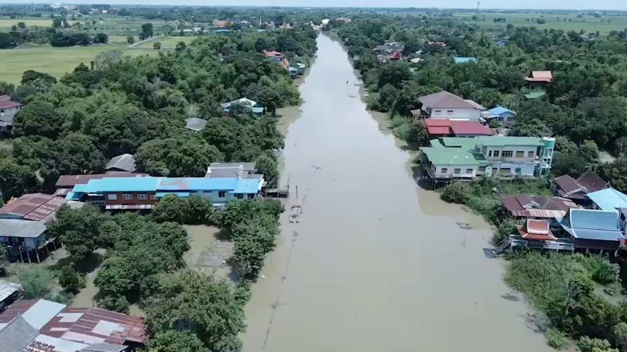 เสนา ผักไห่ น้ำเข้าใต้ถุนบ้านแล้ว แม่น้ำน้อยสูงขึ้น หลังเพิ่มการระบายน้ำ