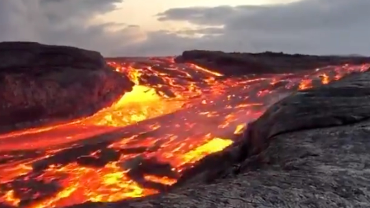 ตะลึง คลิปไวรัล ธารลาวาแดงฉานไหลเร็วจี๋ จากภูเขาไฟคิลาเวอา