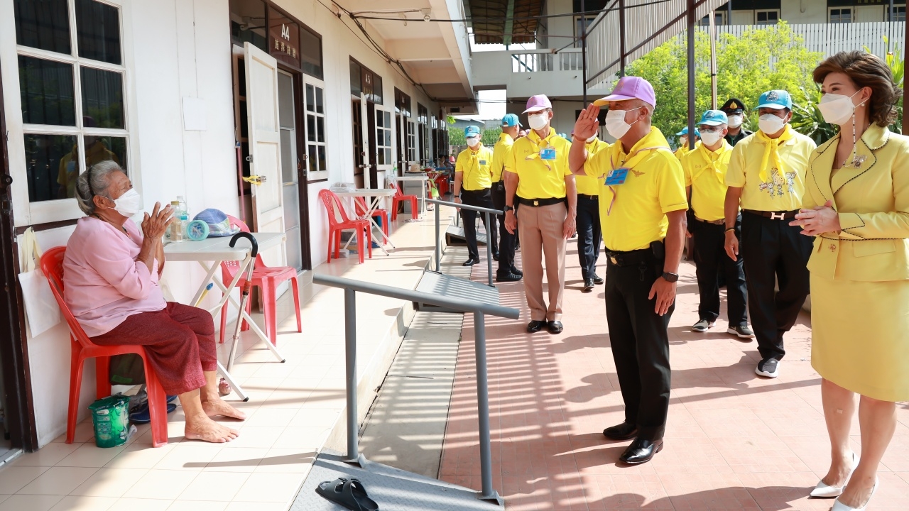 ปลัดฯ กห. นำกำลังพลลุยบ้านพักคนชรา จัดกิจกรรมเลี้ยงอาหาร มอบสิ่งของ