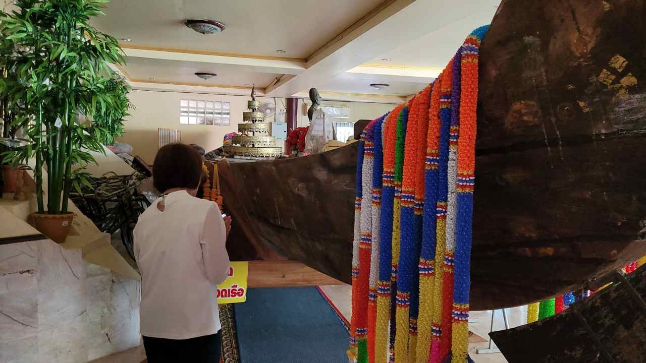 นักท่องเที่ยวทำบุญ "หลวงพ่อทองดำ" ยิ้มหวานได้ "เลขเด็ดงวดนี้" ลุ้นโชค 1/8/65