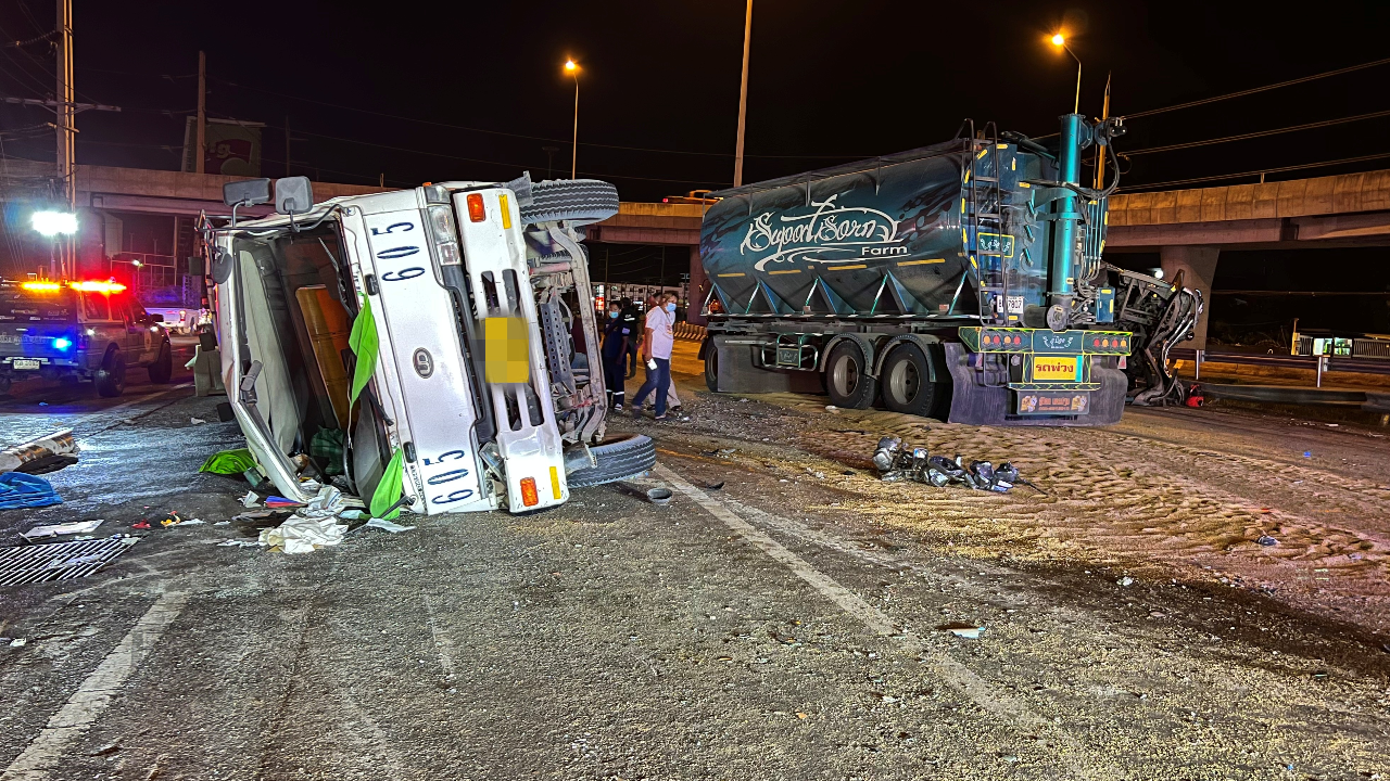 สนั่นถนน "รถพ่วงชนรถโม่ปูน" บาดเจ็บ 3 สลด ทับบิ๊กไบค์ดับอีก 1