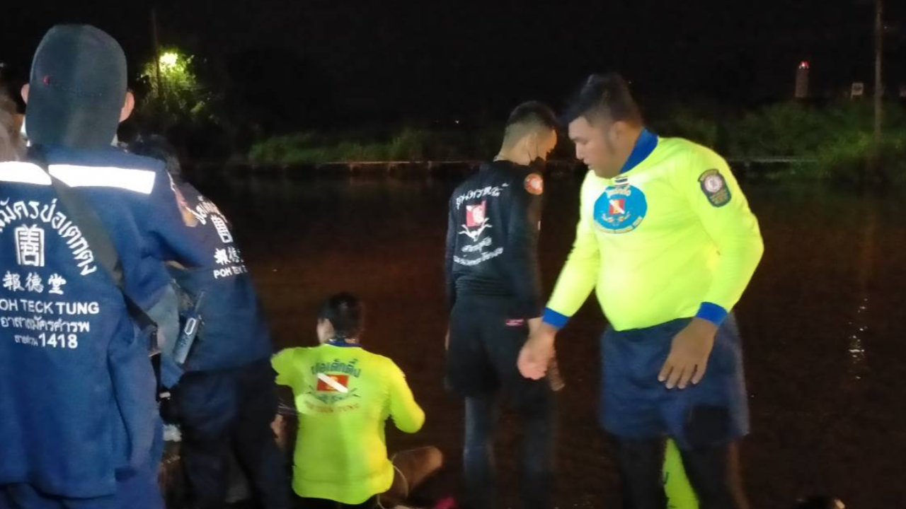 หนุ่มหม่องซดเหล้าเมาได้ที่ คึกท้าเพื่อนว่ายน้ำข้ามคลอง หมดแรงจมดับสลด