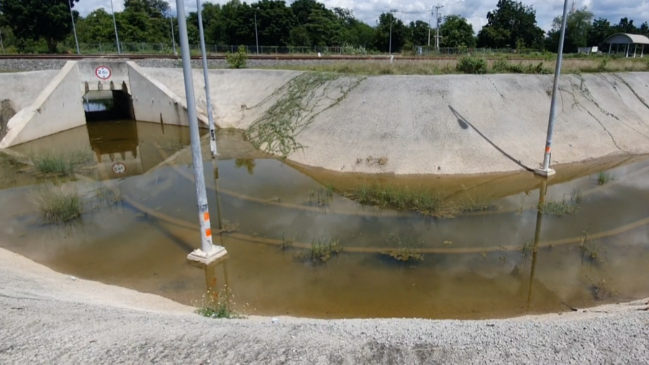 โผล่อีก อุโมงค์ทางลอดรถไฟทางคู่โคราช จมอยู่ใต้น้ำจนตะไคร่ขึ้น 