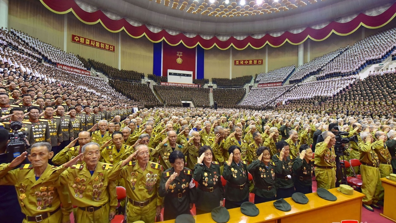 เกาหลีเหนือไม่สวมแมสก์ร่วมพิธีใหญ่ครั้งแรก เตรียมปักธงพ้นวิกฤติโควิดแล้ว