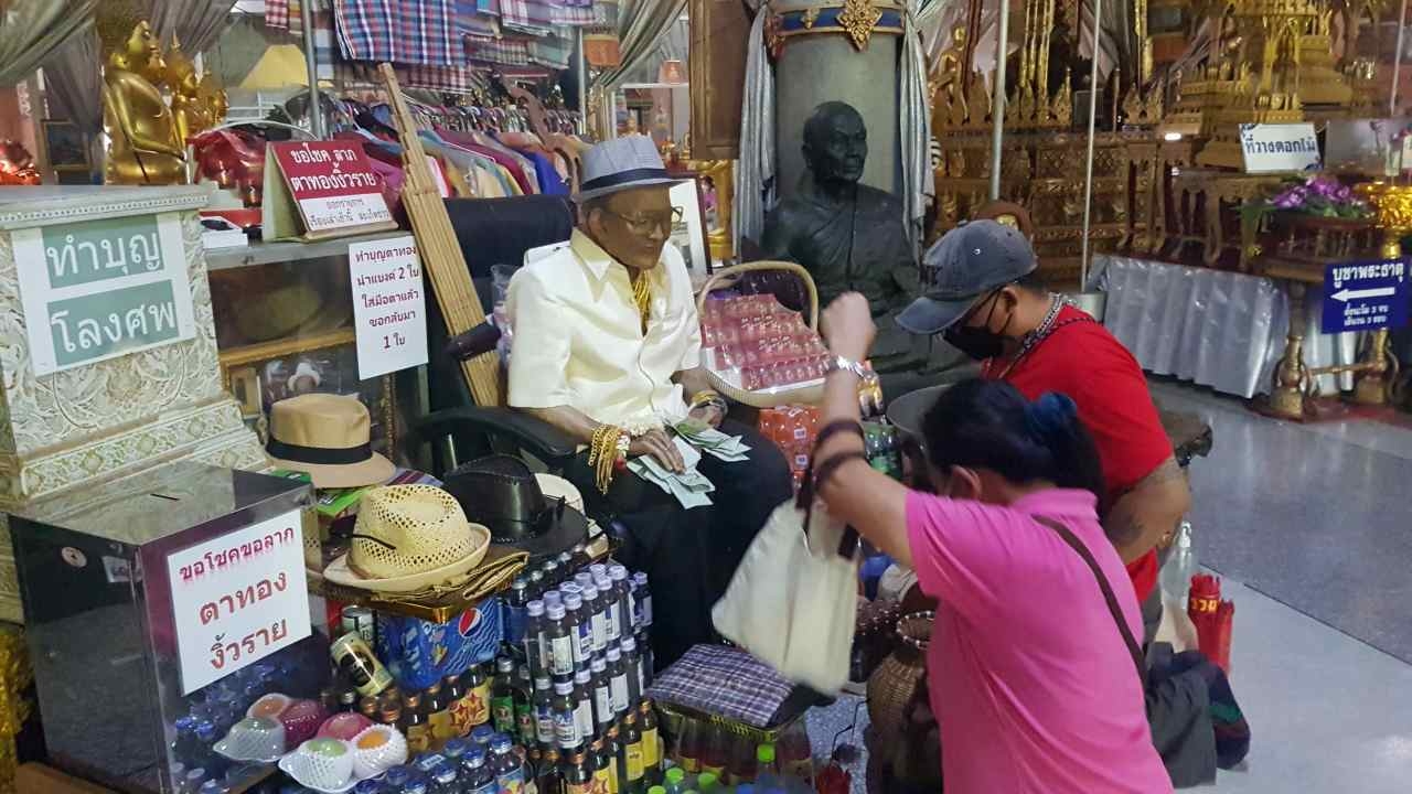 มาแล้ว "เลขเด็ดงวดนี้" จากอ่างน้ำมนต์ "ตาทอง งิ้วราย" คอหวยส่องลุ้นโชค 1/8/65