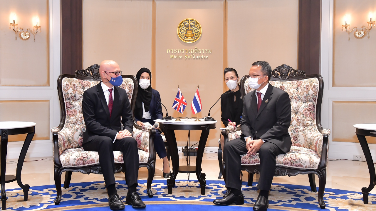 ยธ.ต้อนรับทูตอังกฤษ โชว์ผลงานออก ก.ม.กว่า 10 ฉบับ ยันทำตามหลักสากล