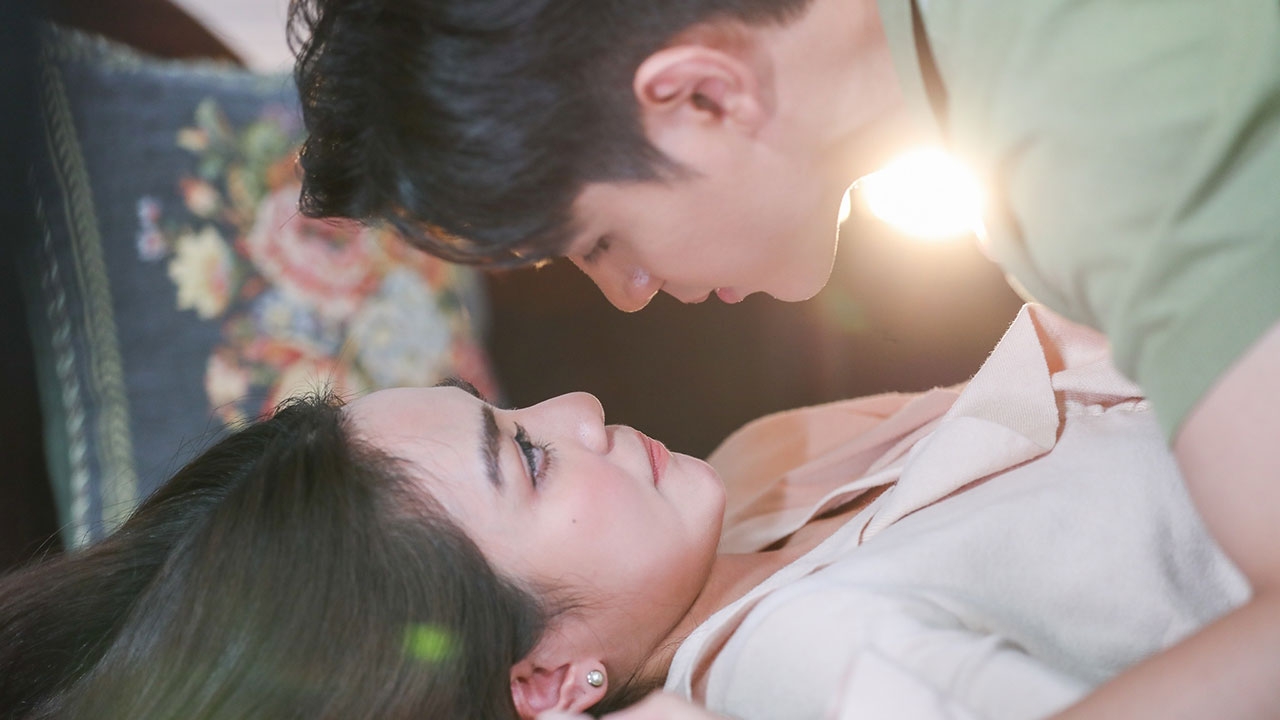 เตรียมเขินตัวบิด โมเมนต์สุดฟิน "ฟิล์ม-ปราง" แนบชิดพาหวั่นไหว ใน "ฟ้าเพียงดิน"