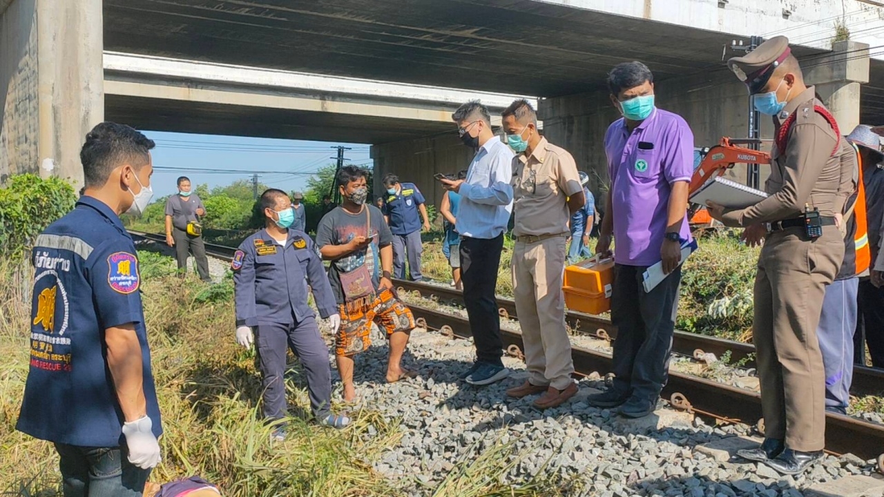 ลุงสะดุดล้มบนทางรถไฟ พลเมืองดีรีบช่วย ไม่ทัน โดนขยี้ร่างแหลกทั้งคู่  