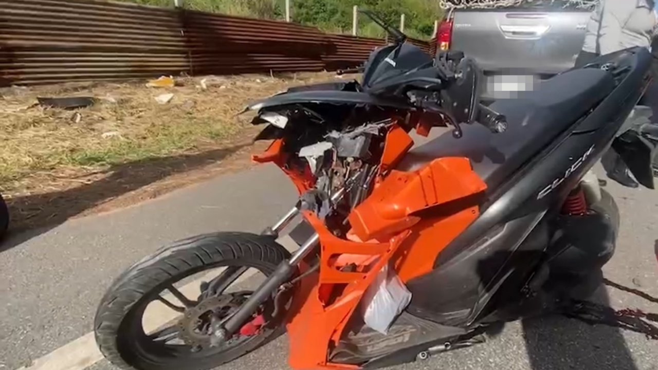 สลด คุยโทรศัพท์-ขับ จยย.มือเดียว พุ่งเสยท้ายกระบะ ด.ญ.14 ตาย 1 เจ็บ 1