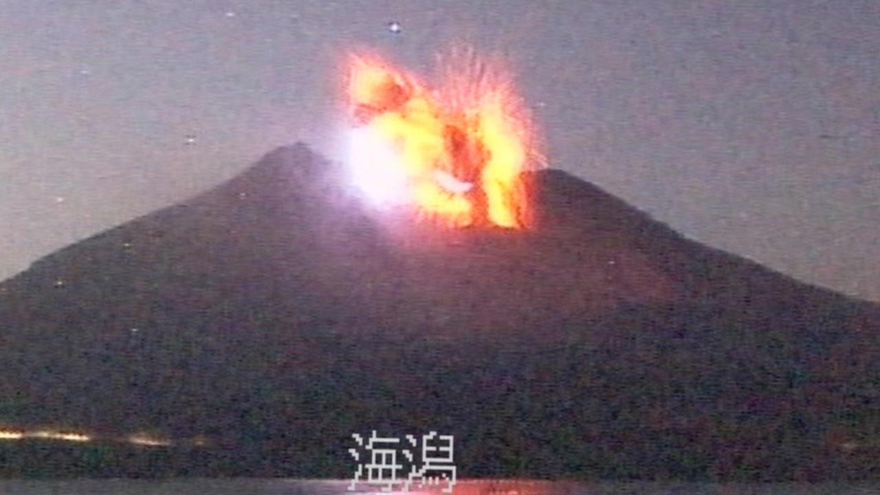 ระทึก ภูเขาไฟซากุระจิมะปะทุ ญี่ปุ่นเตือนภัยสูงสุด ยังไม่พบความเสียหาย