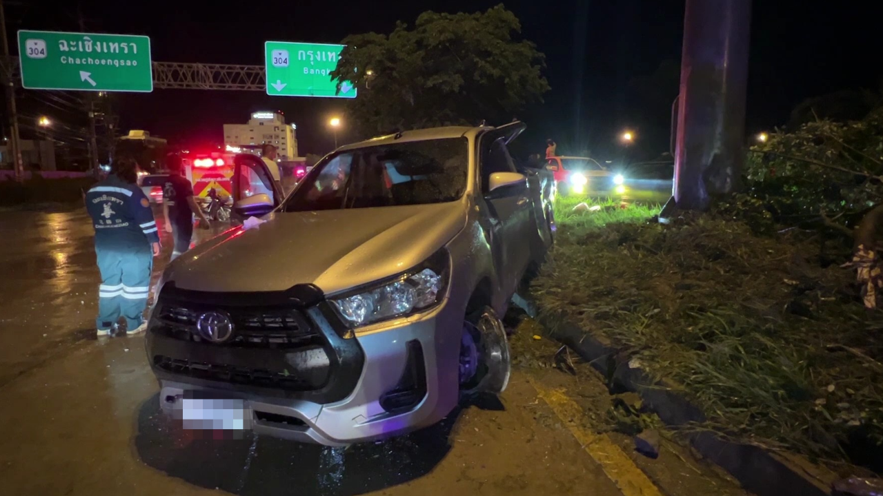 กระบะพา 7 ชีวิต กลับจากเที่ยวบางแสน ลื่นชนต้นไม้-เสาไฟ ดับ 1 เจ็บ 2