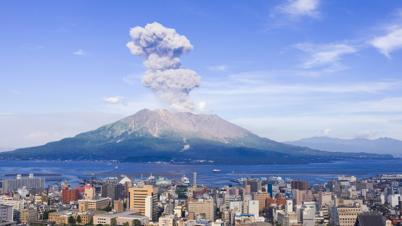 รู้จัก "ภูเขาไฟซากุระจิมะ" ยักษ์ที่ไม่เคยหลับใหล กับแหล่งท่องเที่ยวธรรมชาติอันน่าทึ่ง