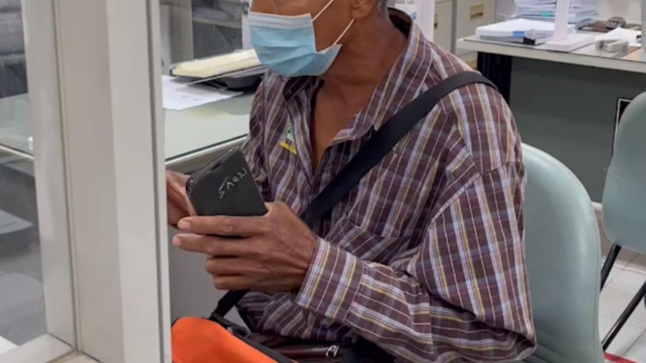 หนุ่มใหญ่เข่าแทบทรุด ถูกแก๊ง "คอลเซ็นเตอร์" ข่มขู่หลอกให้โอนเงินกว่า 4 ล้านบาท