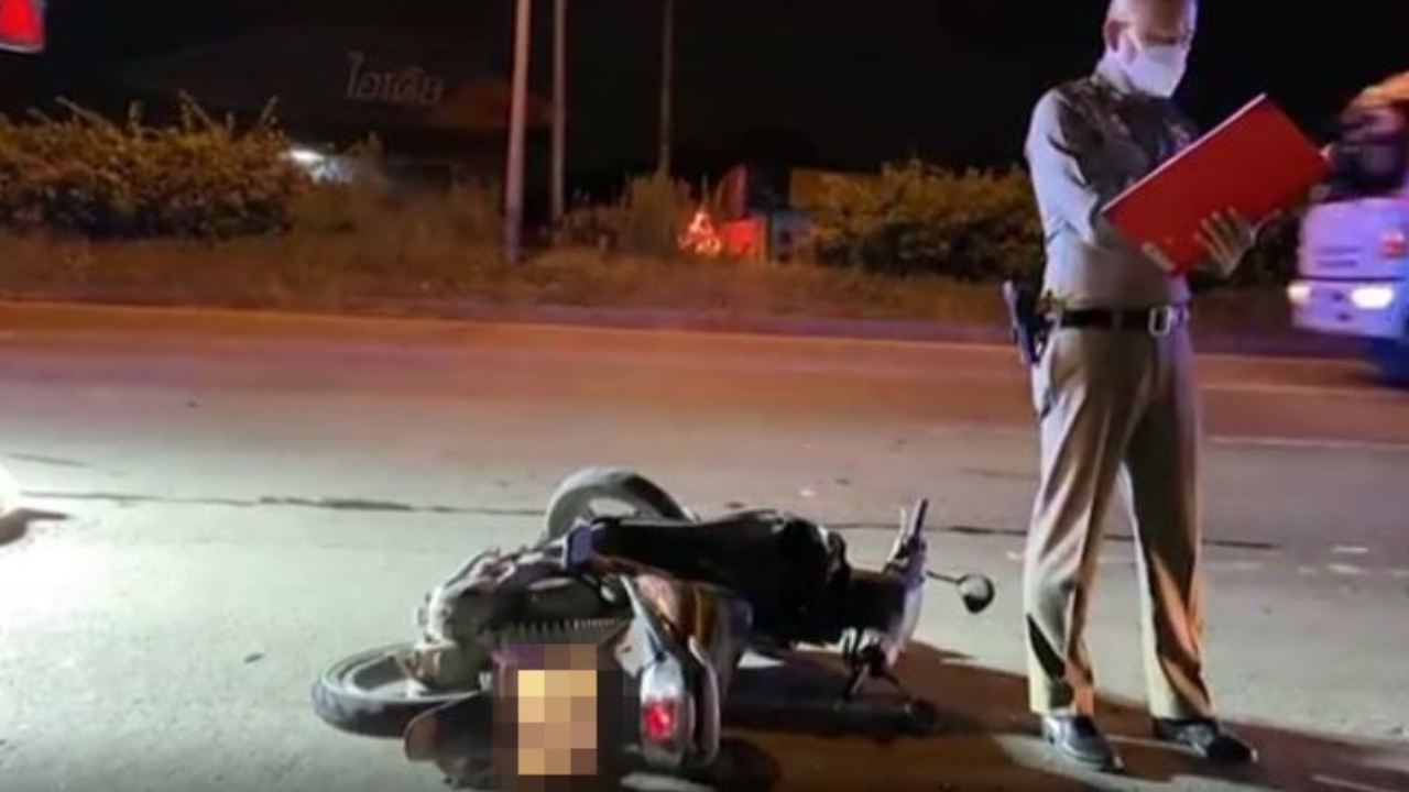 2 หนุ่มลาว ควบ จยย.พุ่งเสยท้ายพ่วงจอดข้างทาง ตาย 1 เจ็บ 1