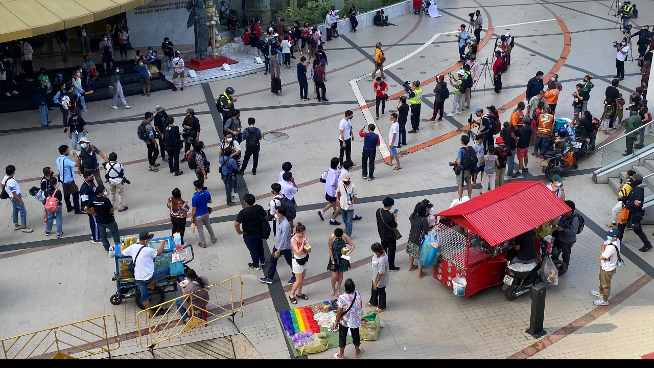 ม็อบ "ไล่บิ๊กตู่" รวมตัวหน้าหอศิลป์ กทม.เคลื่อนขบวนถึงหน้า สตช.