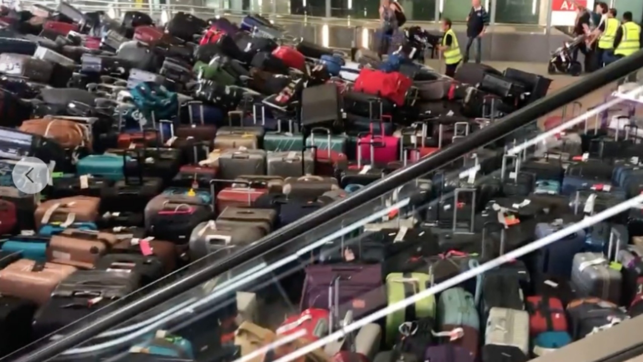 วุ่นหนัก กระเป๋าเดินทางมหาศาลกองเรียงรายที่สนามบินอังกฤษ