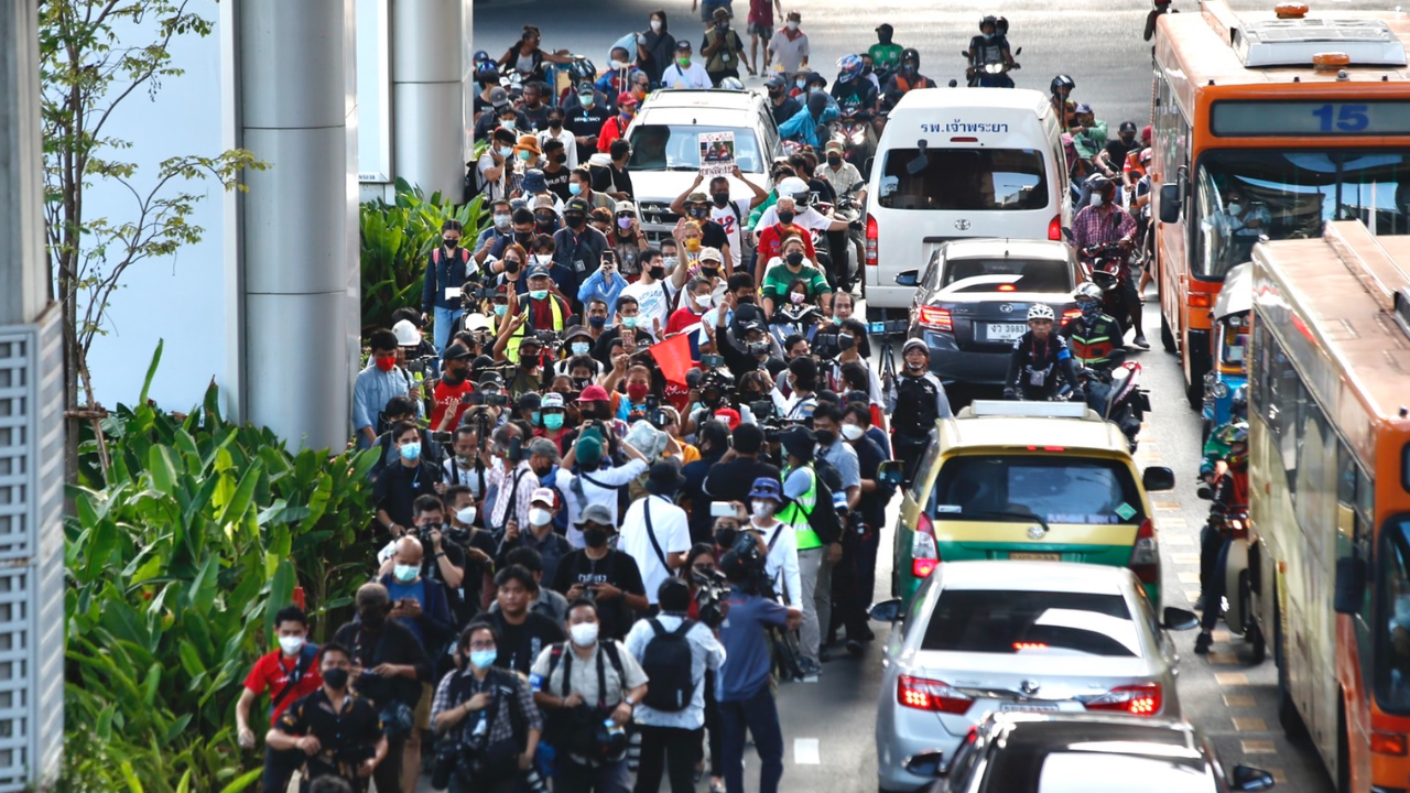 ม็อบ "เดินไล่ตู่" ประกาศยุติชุมนุม หน้า สตช.แล้ว มวลชนแยกย้ายกันกลับ