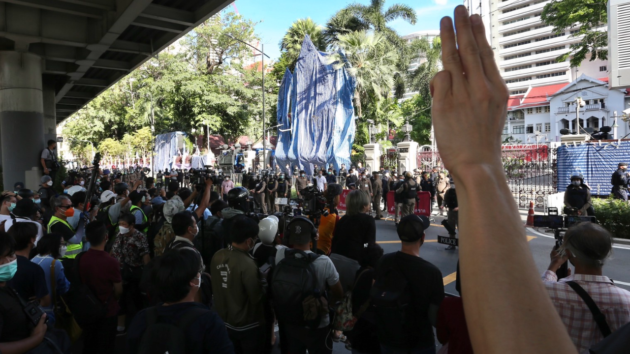 "ม็อบ 18 มิถุนา" ยังประจันหน้า ตร. หน้า สตช. "เดินไล่ตู่-ปล่อยเพื่อนเรา"