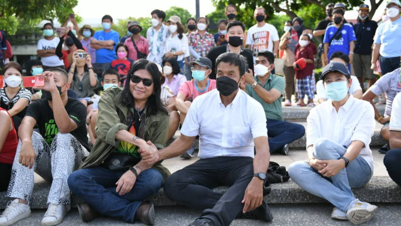 "ชัชชาติ" ร่วม ประชาชน ฟังดนตรีสวนหลวงพระราม 8 "ไข่ มาลีฮวนน่า" ขับกล่อม