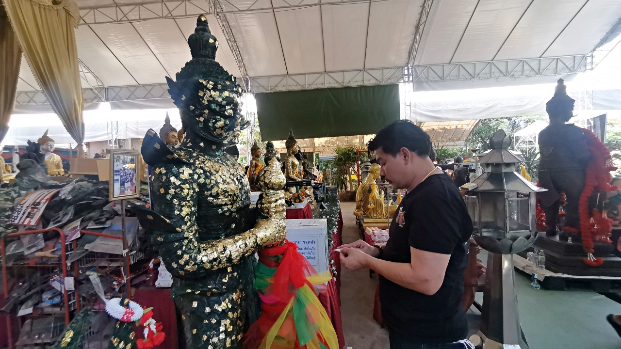 2 ตลกดัง มาขอพร "ท้าวเวสสุวรรณ" แถมให้คอหวยส่อง "เลขเด็ดงวดนี้" จากหางประทัด