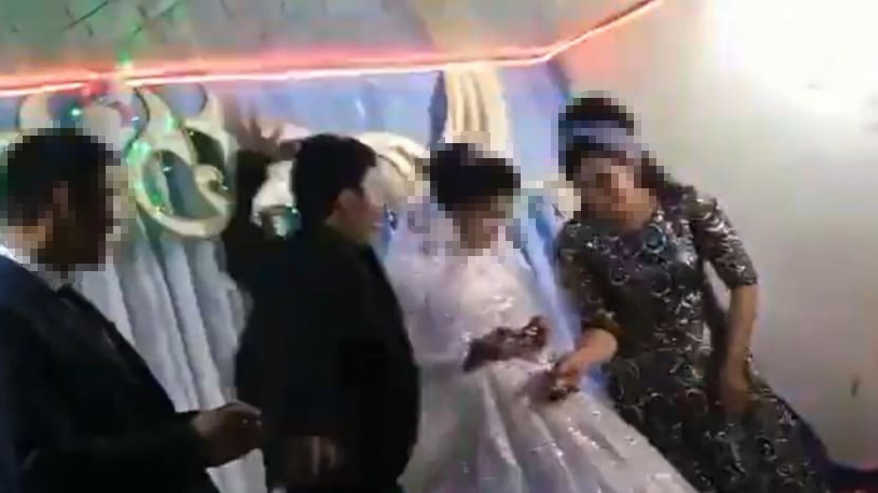 ตั้งข้อหาเจ้าบ่าวอุซเบกิสถาน หลังคลิปฉาวว่อน ตบหัวเจ้าสาวกลางงานแต่ง (คลิป)