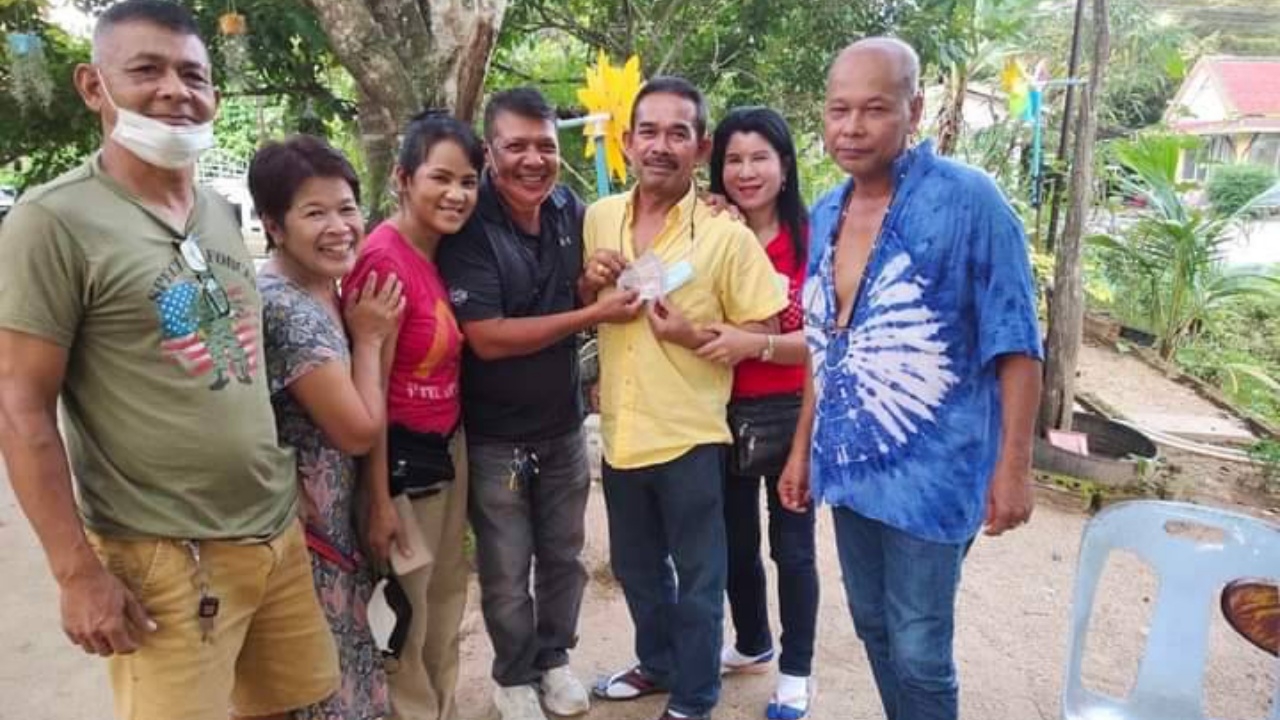 ปธ.อบต.สุดเฮง โดนยิงถล่มก็รอด ซื้อหวยก็ถูกที่ 1 รับเงิน 18 ล้าน