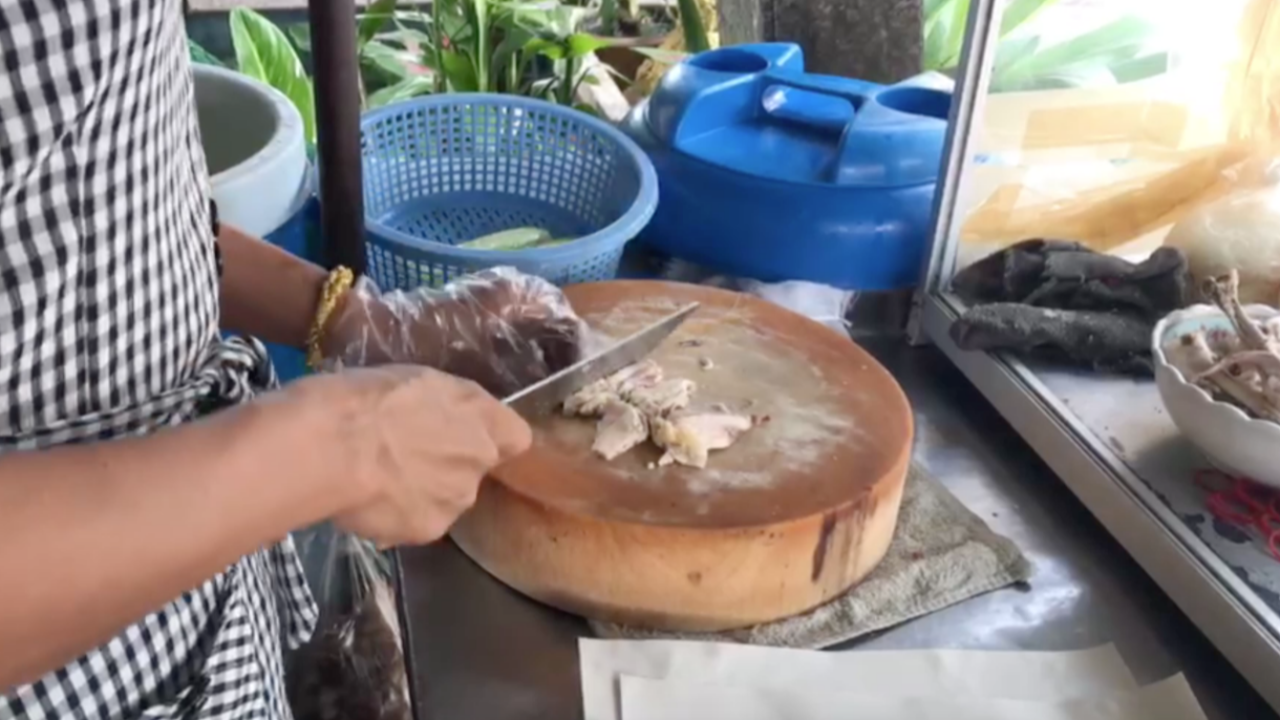 แม่ค้าข้าวมันไก่สุดงง โดนแจ้งความสับไก่เสียงดัง สร้างมลพิษทางเสียง