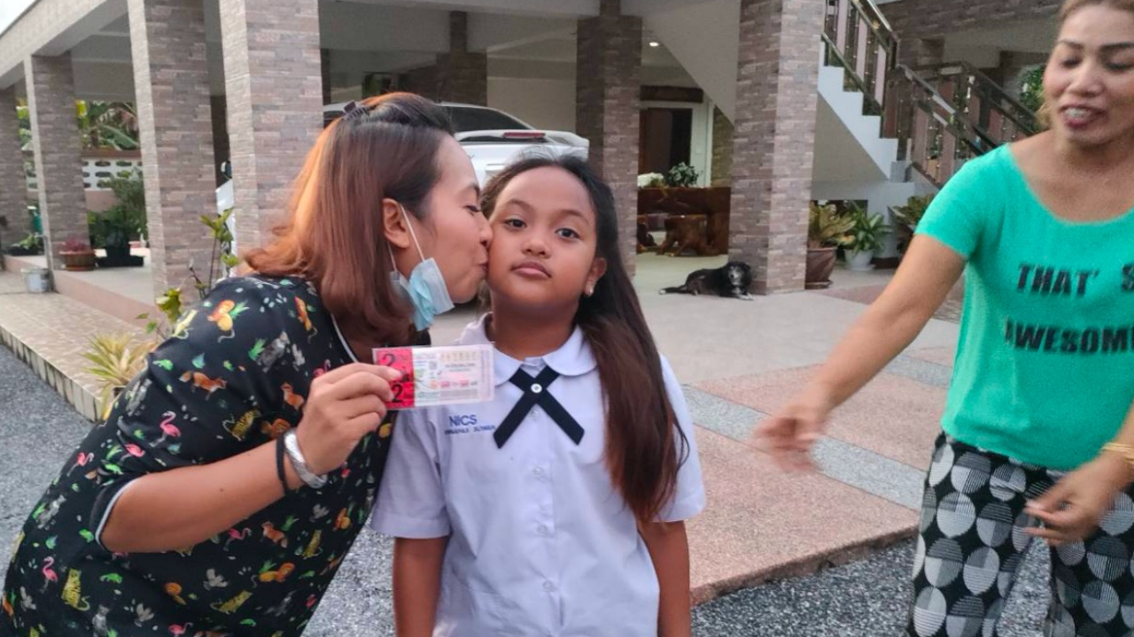 ลูกสาวนำโชค หยิบลอตเตอรี่รางวัลที่ 1 ให้แม่ ถูก 2 ใบ ได้ 12 ล้าน