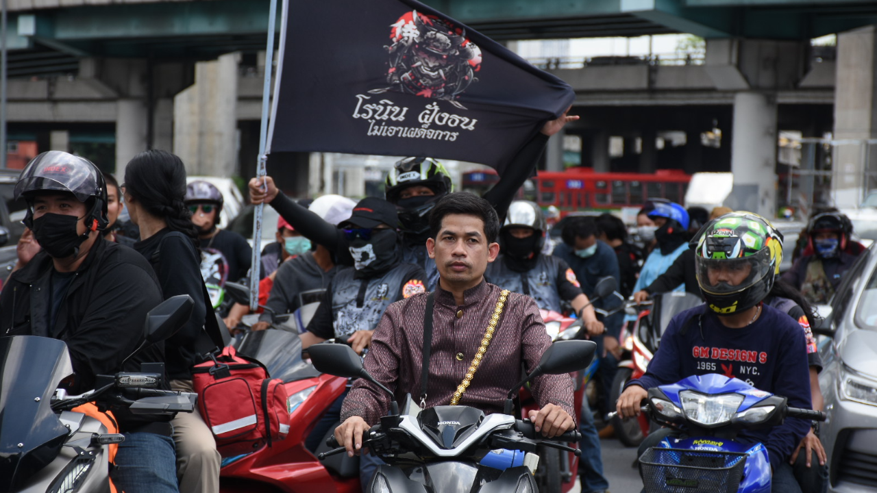 "ม็อบอาชีวะ" ถอย เลิกปิด "วิภาวดีรังสิต" ชวนชุมนุมต่อ "กรมพัฒนาพลังงาน"