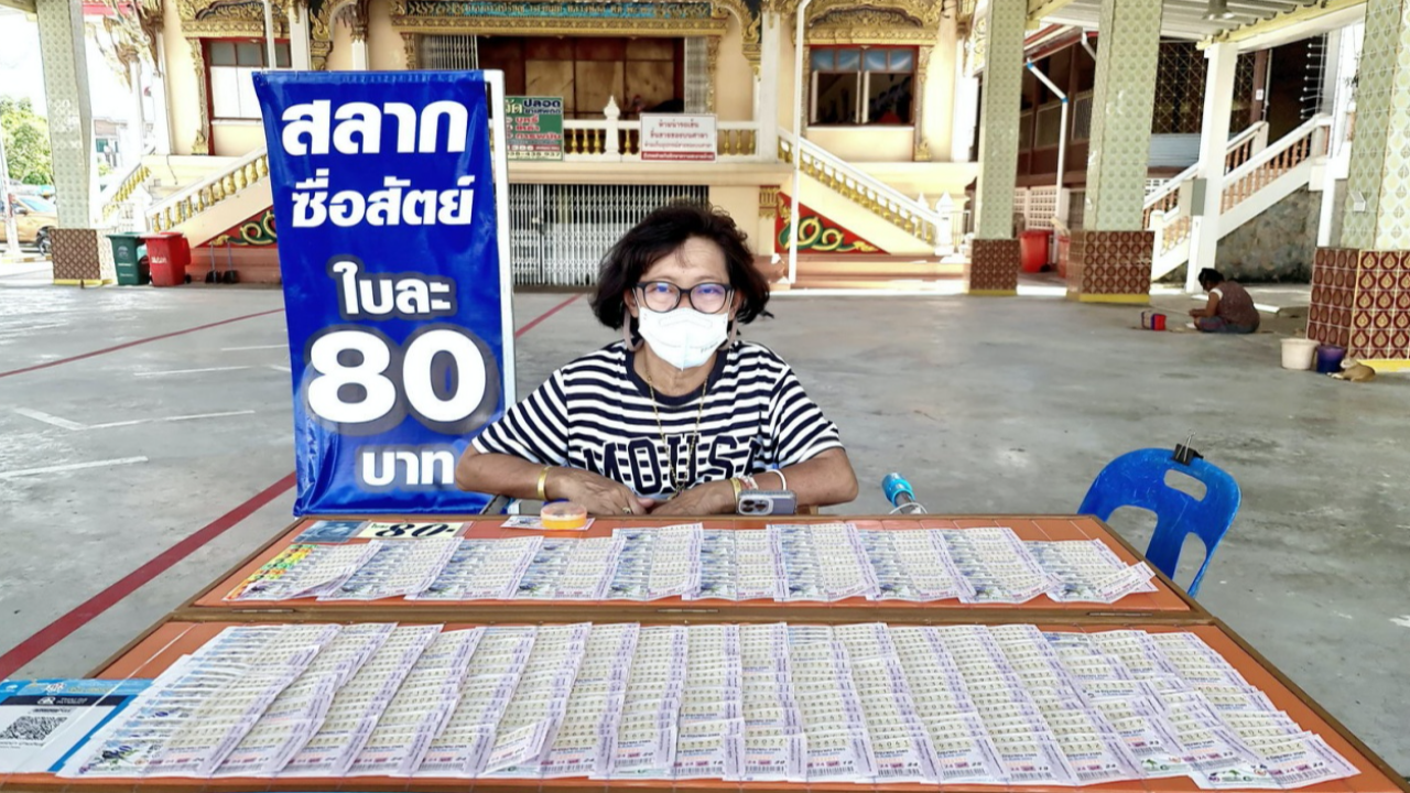 แม่บ้านใจกล้า ติดป้าย "สลากซื่อสัตย์ 80 บาท" ท่ามกลางแผงขายใบละ 100
