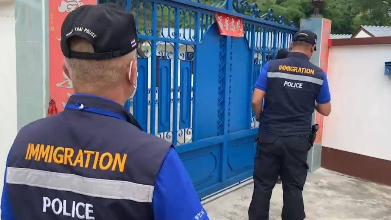 ไร้เงา "สันติ" ตม.เชียงใหม่ บุกค้นบ้านพ่อ ผญบ.ปัดมีอิทธิพล ช่วยพาหลบหนี