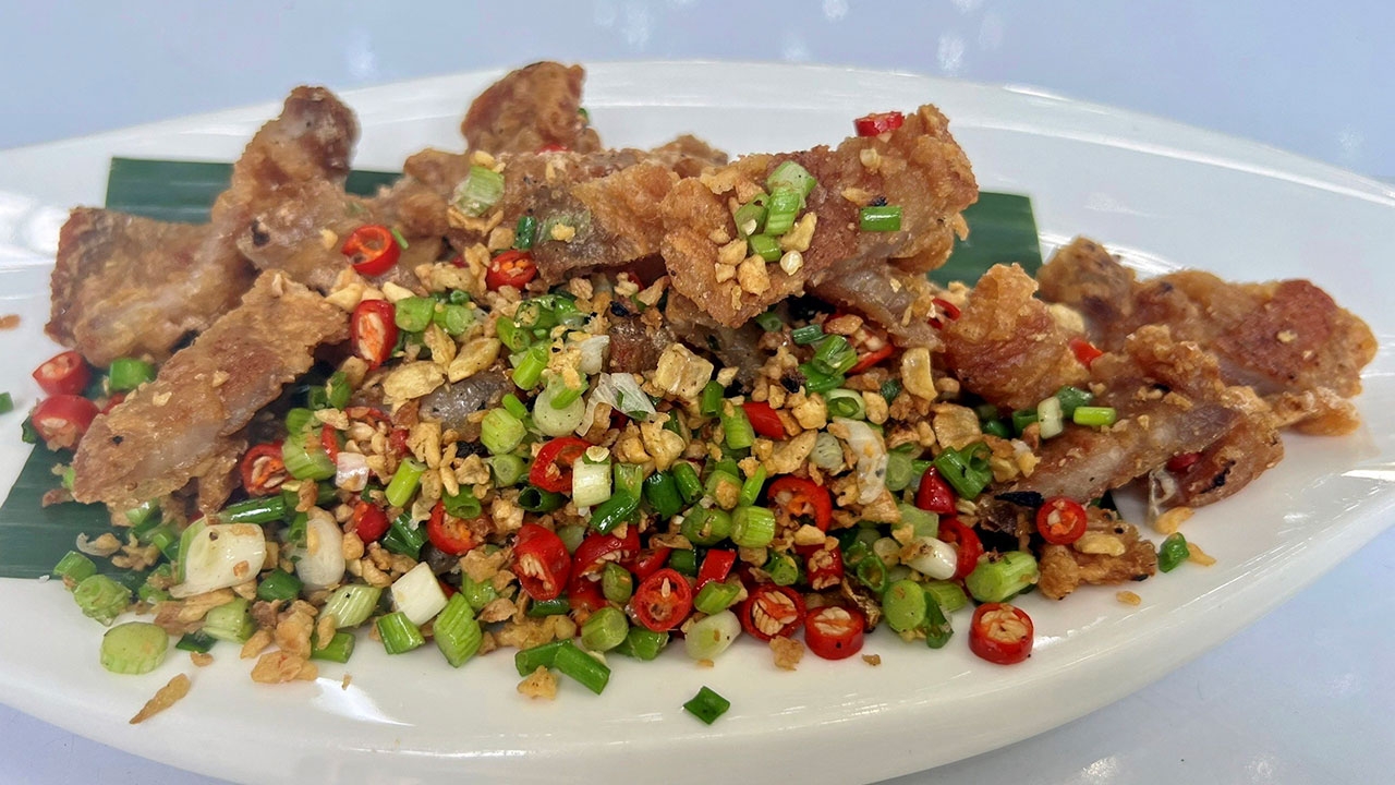 “หมูกรอบคั่วพริกเกลือ” ร้าน The waterside at Chedsadabodin By Mickey